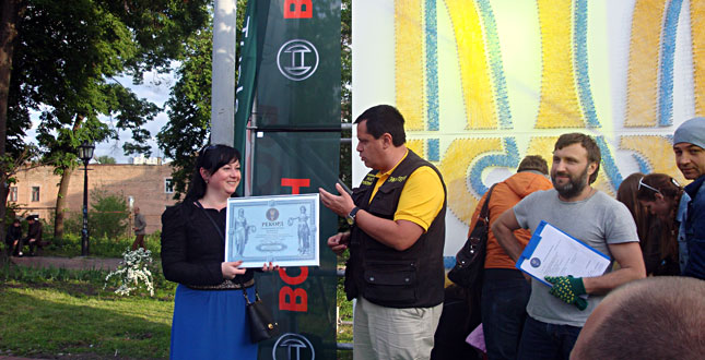 У День Європи на Михайлівській площі кияни створили «рекордний» патріотичний український тризуб