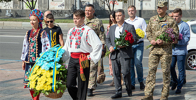 Із нагоди Дня Незалежності представники міської влади поклали квіти до пам’ятників Тараса Шевченка та Михайла Грушевського