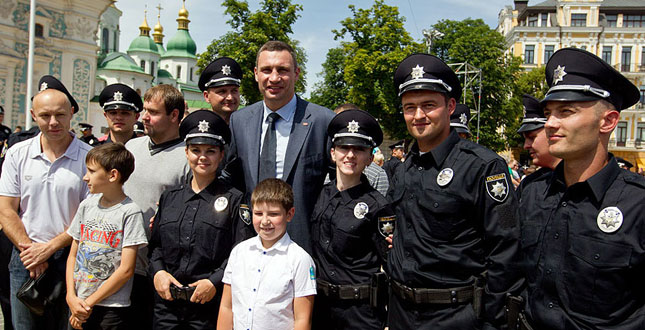 Віталій Кличко, Київський міський голова: «Ми з новою поліцією – одна команда. І на нас покладають сподівання кияни, що ми наведемо законність і порядок у місті. Дуже позитивні відгуки щодо роботи нової поліції, яка стає сервісом для киян...»