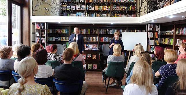 Столична книгарня проводить зустрічі клубу українського мовлення