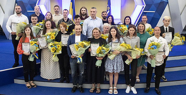 Віталій Кличко напередодні Дня молоді вручив премії обдарованим молодим киянам