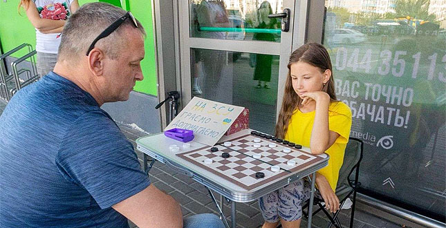 На підтримку ЗСУ: Волонтерський турнір із шашок за участю 11-річної чемпіонки світу Валерії Єжової у VcentriHUB: Оболонь
