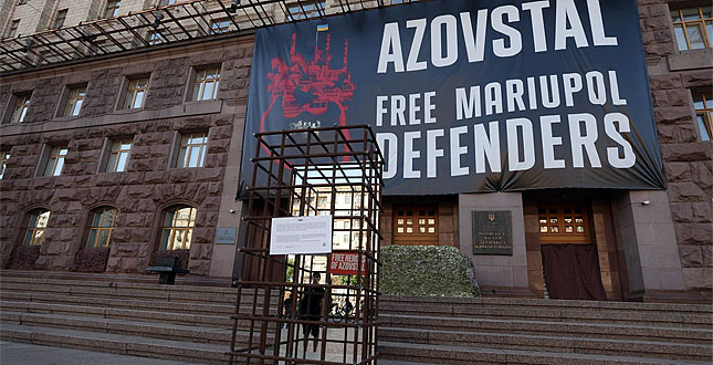 На Хрещатику встановили інсталяцію, яка нагадує про судилище над захисниками «Азовсталі»