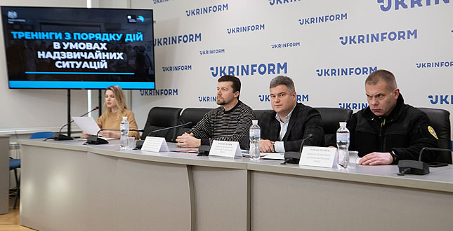 Майже 6000 мешканців Києва навчилися діяти у кризових ситуаціях під час тренінгів, які проводили у громадських просторах VcentriHUB