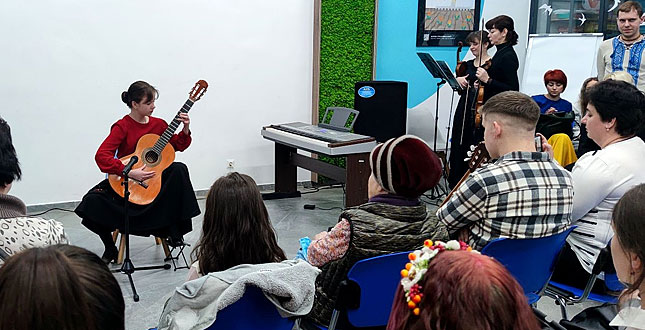 У VcentriHub Оболонського району відбувся концерт для переселенців, організований вихованцями музичної школи