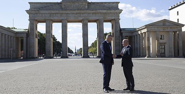 Київ та Берлін підписали угоду про партнерство. Мери двох міст символічно пройшли разом через Бранденбурзькі ворота