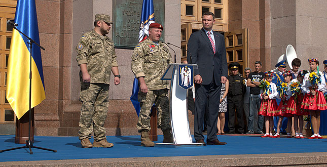 На головних сходах КМДА відбулася церемонія підняття Державного Прапора України